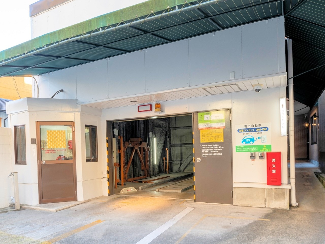 Free multi-storey car park (vehicle width up to 1.7m / vehicle weight up to 1.5 tonnes) ※ Standard vehicles (height up to 1.55m, length up to 4.70m), medium-roof vehicles (height up to 1.80m, length up to 4.35m)